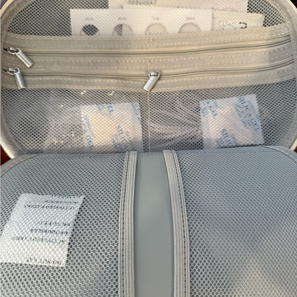 Momcozy White Wireless Pump - Picture 2 of 3